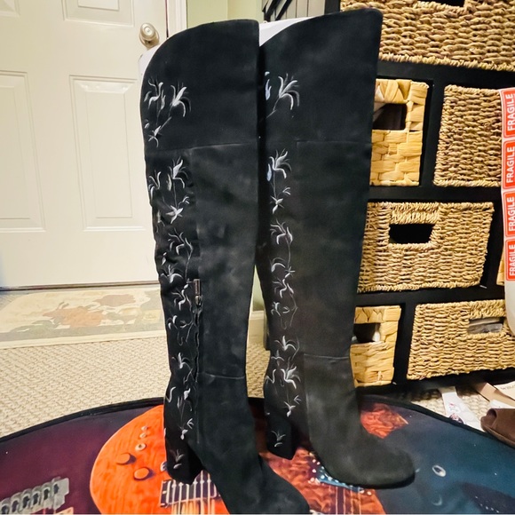 🎶Stunning Embroidered Kenneth Cole Suede Over-the-Knee Boots! - Picture 11 of 13